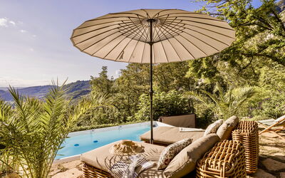 Villa Chiovada: Gartenmöbel, Möbel, Regenschirm, Resort, Schatten, Eco Hotel, Stuhl, Schwimmbad, Freizeit, Sonnenliege