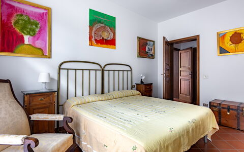 Il Ferrone Apartment with Garden - Greve in Chiant: Bett, Möbel, Schlafzimmer, Bedding, Wand, Bettdecke, Interior Design, Holz, Zimmer, Bilderrahmen