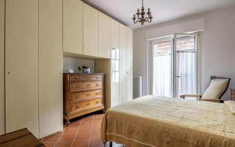 Il Ferrone Apartment with Garden - Greve in Chiant: Möbel, Bett, Wand, Interior Design, Schlafzimmer, Flooring, Holz, Fussboden, Zimmer, Bettdecke