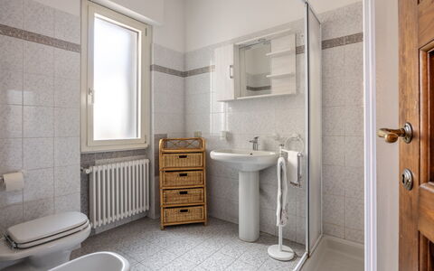 Il Ferrone Apartment with Garden - Greve in Chiant: Wand, Armatur, Flooring, Fussboden, Badezimmer, Interior Design, Toilette, Sinken, Bad Sink, Installation