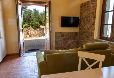 Marina's Lodge: Wand, Möbel, Flooring, Interior Design, Fussboden, Tabelle, Zimmer, Stuhl, Wohnzimmer, Decke