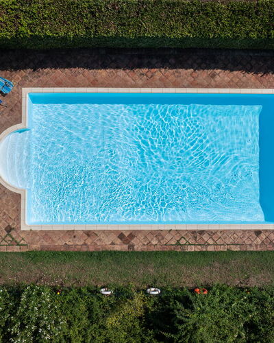 Mulino di Carpineto with Pool Gaiole in Chianti: Schwimmbad, Blau, Verbundwerkstoff, Resort, Thermae, Hotel, Hazienda, Gartenmöbel, Villa, Water Feature