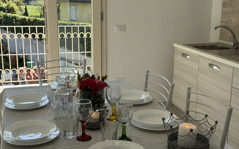 Villa al Glicine: Möbel, Geschirr, Interior Design, Tabelle, Flooring, Küche & Esszimmer Tisch, Stuhl, Esszimmer, Beleuchtung, Servierware
