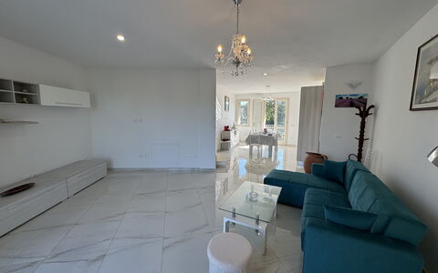 Villa al Glicine: Flooring, Fussboden, Möbel, Interior Design, Couch, Decke, Wohnzimmer, Zimmer, Wohnung