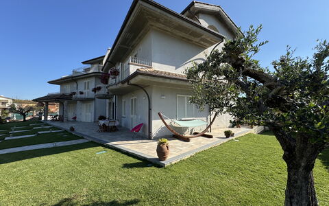 Villa al Glicine: Gebäude, Wohngebiet, Haus, Zuhause, Dach, Die Architektur, Estate, Rasen, Garten, Villa
