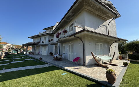 Villa al Glicine: Gebäude, Fenster, Wohngebiet, Haus, Zuhause, Dach, Estate, Menschliche Siedlung, Villa, Rasen