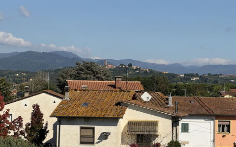 Villa al Glicine: Himmel, Bergforms, Dach, Berg, Hügel, Wohngebiet, Haus, \Stadt, Ländliches Gebiet, Zuhause