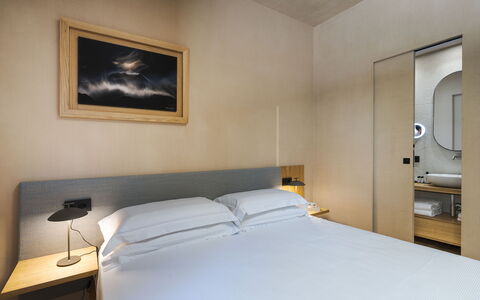 Casa Gibel: Interior Design, Schlafzimmer, Fussboden, Bett, Bettrahmen, Bedding, Bettdecke, Zimmer, Decke, Linens