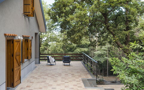 Casa Gibel: Holz, Verbundwerkstoff, Schatten, Hartholz, Deck, Beton, Veranda, Holzbeize, Gartenmöbel, Garten