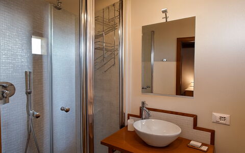 Novellina: Bad Sink, Wand, Interior Design, Armatur, Flooring, Holz, Fussboden, Spiegel, Badezimmer, Sinken