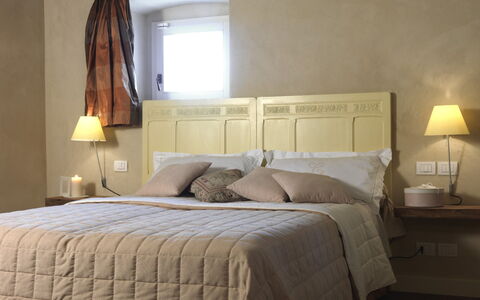 Asolina Villa: Möbel, Bett, Schlafzimmer, Bedding, Interior Design, Bettdecke, Holz, Linens, Flooring, Fussboden