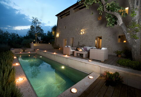 Asolina Villa: Wand, Schwimmbad, Die Architektur, Gartenmöbel, Verbundwerkstoff, Zuhause, Blumentopf, Estate, Water Feature, Hof