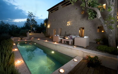 Asolina Villa: Wand, Schwimmbad, Die Architektur, Gartenmöbel, Verbundwerkstoff, Zuhause, Blumentopf, Estate, Water Feature, Hof