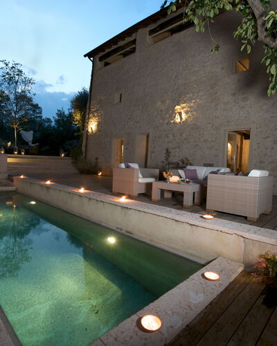 Asolina Villa: Wand, Schwimmbad, Die Architektur, Gartenmöbel, Verbundwerkstoff, Zuhause, Blumentopf, Estate, Water Feature, Hof