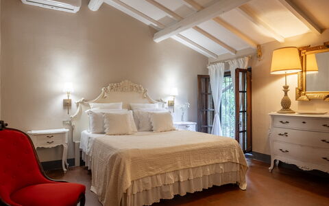 Podere la Botte, Pool, Lari: Möbel, Bett, Interior Design, Schlafzimmer, Bedding, Bettdecke, Textil, Linens, Fussboden, Flooring