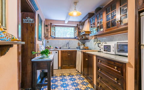 Podere la Botte, Pool, Lari: Holz, Flooring, Küche, Interior Design, Möbel, Fussboden, Cabinetry, Countertop, Beleuchtung, Zimmer