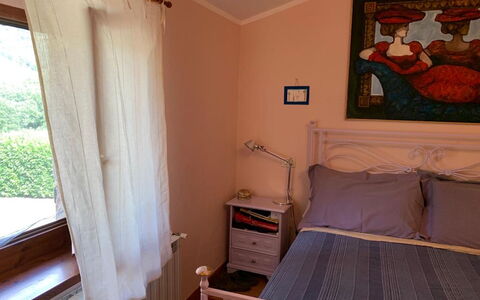 Villa Vindelbono: Möbel, Bett, Schlafzimmer, Interior Design, Bettdecke, Bedding, Linens, Holz, Zimmer, Fussboden