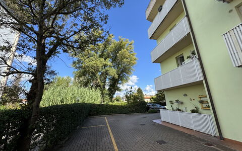 Liz: Wohnung, Nachbarschaft, Wohngebiet, Eigentumswohnung, Fließheck, Familienauto, Balkon, Mittelklasse-Pkw