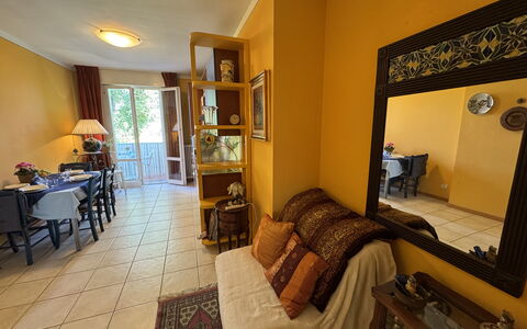 Liz: Möbel, Interior Design, Holz, Flooring, Fussboden, Beleuchtung, Zimmer, Stuhl, Wohnzimmer, Decke