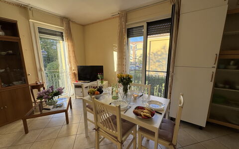 Al Civico 80: Möbel, Esszimmer, Küche & Esszimmer Tisch, Stuhl, Flooring, Fussboden, Tabelle, Interior Design, Zimmer, Wohnung