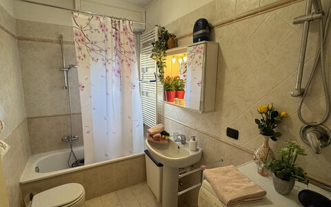 Al Civico 80: Armatur, Badezimmer, Interior Design, Flooring, Fussboden, Bad Sink, Sinken, Zapfhahn, Installation, Beleuchtung