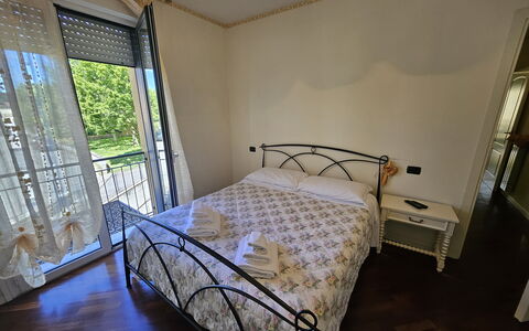 Al Civico 80: Bett, Balkon, Schlafzimmer, Bedding, Stuhl, Bettrahmen, Villa, Hotel, Bettdecke, Geländer