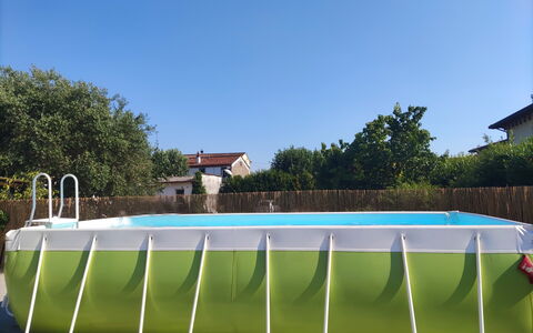 Villa Lory: Schwimmbad, Garten, Hinterhof, Rasen, Kunststoff, Schatten, Garten, Kunstrasen
