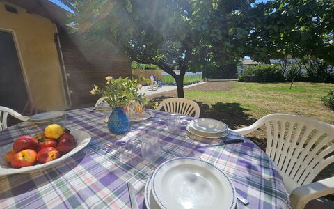Villa Lory: Möbel, Tabelle, Stuhl, Tischdecke, Gartenmöbel, Garten, Tisch Im Freien, Küche & Esszimmer Tisch, Schatten, Rasen