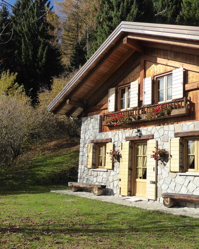 Chalet Genzianella: Gebäude, Holz, Haus, Dach, Hütte, Zuhause, Ländliches Gebiet, Tür, Bauernhaus, Dorf