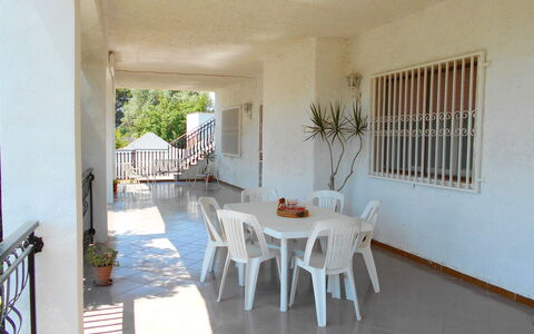 Villa Floridia: Möbel, Fussboden, Flooring, Stuhl, Veranda, Balkon, Decke, Schatten, Gartenmöbel, Küche & Esszimmer Tisch