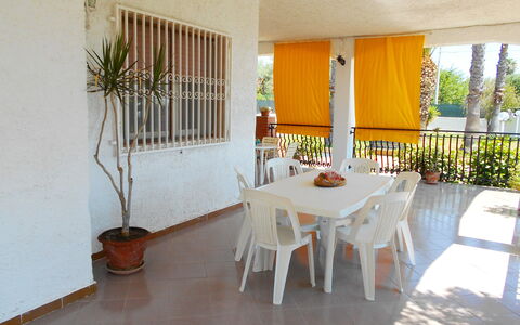 Villa Floridia: Möbel, Holz, Interior Design, Fussboden, Flooring, Tabelle, Stuhl, Küche & Esszimmer Tisch, Esszimmer, Schatten