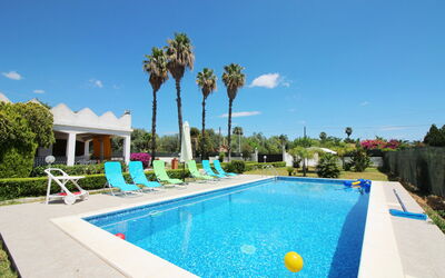 Villa Floridia: Blau, Schwimmbad, Strauch, Resort, Garten, Landscaping, Freizeit, Estate, Schatten, Eco Hotel