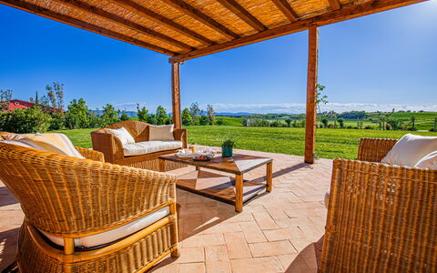Villa Lodolaio: Möbel, Grundstueck, Gartenmöbel, Stuhl, Holzbeize, Schatten, Deck, Garten, Resort, Hartholz