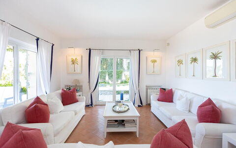 La Terrazza sul Mare: Möbel, Interior Design, Couch, Flooring, Fussboden, Wohnzimmer, Tabelle, Decke, Zuhause, Zimmer