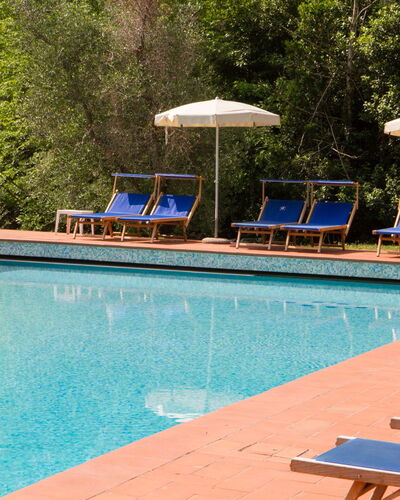 Relais de Ricci: Blau, Schwimmbad, Resort, Möbel, Eco Hotel, Sonnenliege, Gartenmöbel, Schatten, Thermae, Hotel