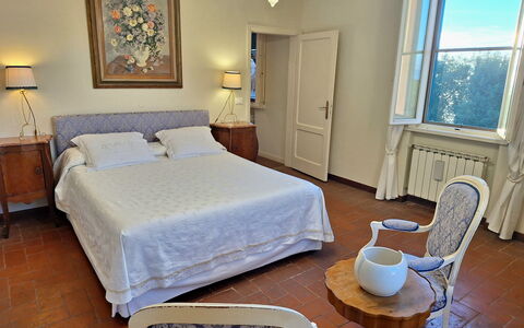 Casa Mia: Bett, Möbel, Schlafzimmer, Interior Design, Bedding, Bettdecke, Flooring, Fussboden, Linens, Zimmer