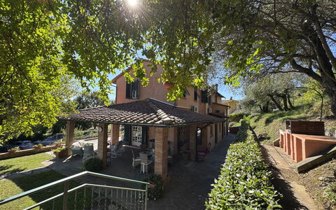 Casa Mia: Haus, Strauch, Wohngebiet, Zuhause, Dach, Hütte, Estate, Garten, Landscaping