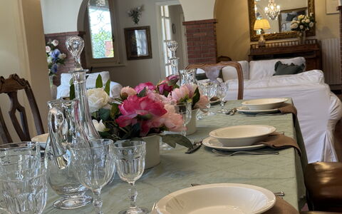 Casa Mia: Möbel, Geschirr, Interior Design, Tabelle, Kelche, Stuhl, Tischdecke, Textil, Esszimmer, Drinkware