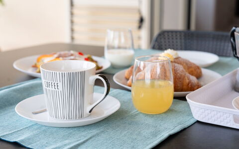 Villa Ninfa: Geschirr, Servierware, Drinkware, Kaffeetasse, Tasse, Essen, Dishware, Möbel, Teller, Tabelle