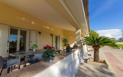 Villa Ninfa: Flooring, Fussboden, Schatten, Balkon, Blumentopf, Zimmerpflanze, Gartenmöbel, Eco Hotel, Landscaping