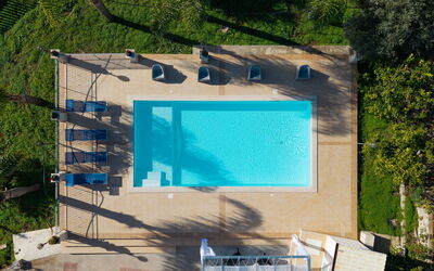 Villa Ninfa: Schwimmbad, Blau, Wasser, Resort, Gartenmöbel, Verbundwerkstoff, Freizeit, Eco Hotel, Thermae, Stuhl