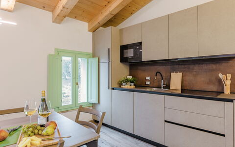 Villa Zena: Küche, Countertop, Interior Design, Möbel, Flooring, Holz, Küchengerät, Cabinetry, Zuhause, Major Appliance