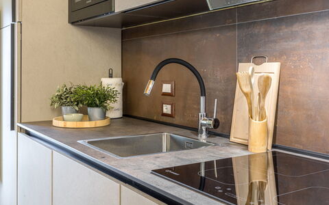 Villa Zena: Countertop, Küche, Spüle, Holz, Flooring, Interior Design, Armatur, Zapfhahn, Cabinetry, Küchengerät