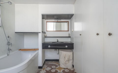 Torre Dell'Amore, Genova, Seaview: Badezimmer, Armatur, Wand, Flooring, Interior Design, Fussboden, Bad Sink, Decke, Zapfhahn, Sinken