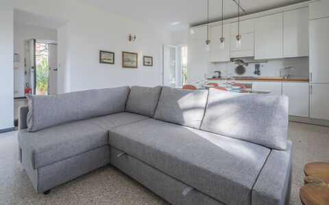 Torre Dell'Amore, Genova, Seaview: Möbel, Flooring, Couch, Fussboden, Interior Design, Wohnung, Wohnzimmer, Zimmer, Kissen