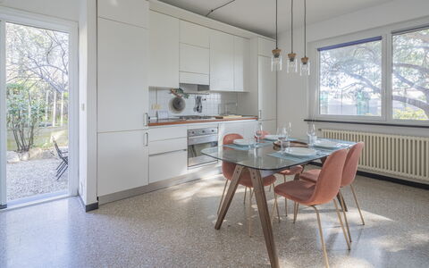Torre Dell'Amore, Genova, Seaview: Flooring, Holz, Interior Design, Fussboden, Decke, Möbel, Light Fixture, Beleuchtung, Küche, Countertop