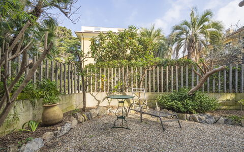 Torre Dell'Amore, Genova, Seaview: Strauch, Garten, Schatten, Landscaping, Hinterhof, Garten, Blumentopf, Flagstone