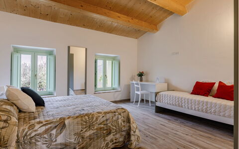 Zena Apartment: Möbel, Interior Design, Wand, Bett, Flooring, Fussboden, Schlafzimmer, Holz, Decke, Zimmer