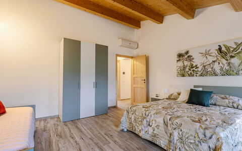 Zena Apartment: Interior Design, Holz, Schlafzimmer, Flooring, Bett, Fussboden, Decke, Möbel, Zimmer, Bettdecke