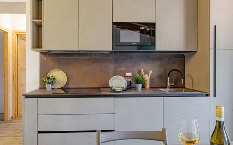Zena Apartment: Countertop, Küche, Möbel, Küchengerät, Cabinetry, Interior Design, Flooring, Holz, Zuhause, Haushaltsgerät